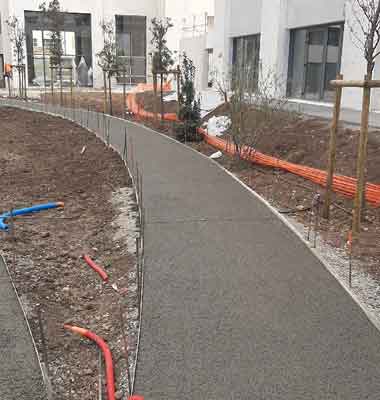 Les réalisations d’aménagements extérieurs dans le béton décoratif, allées de jardin, enrobé de LAM BTP spécialiste des aménagements extérieurs et du béton décoratif dans l’Hérault