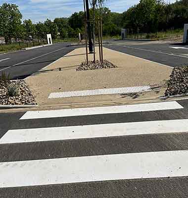 Les réalisations d’aménagements extérieurs dans le béton décoratif, allées de jardin, enrobé de LAM BTP spécialiste des aménagements extérieurs et du béton décoratif dans l’Hérault