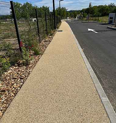 Les réalisations d’aménagements extérieurs dans le béton décoratif, allées de jardin, enrobé de LAM BTP spécialiste des aménagements extérieurs et du béton décoratif dans l’Hérault