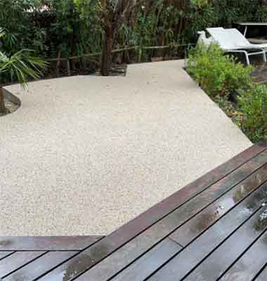 Les réalisations d’aménagements extérieurs dans le béton décoratif, allées de jardin, enrobé de LAM BTP spécialiste des aménagements extérieurs et du béton décoratif dans l’Hérault