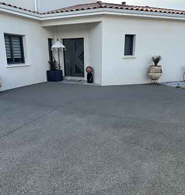 Les réalisations d’aménagements extérieurs dans le béton décoratif, allées de jardin, enrobé de LAM BTP spécialiste des aménagements extérieurs et du béton décoratif dans l’Hérault