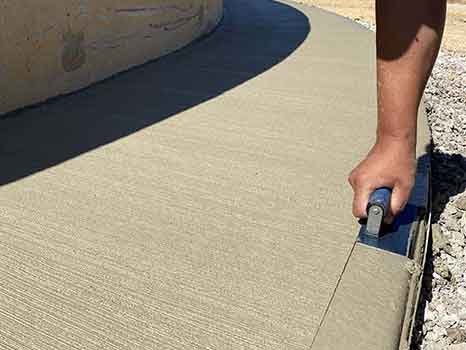 Béton taloché et balayé : finesse des finitions. LAM BTP, expert en revêtement décoratif à Montpellier