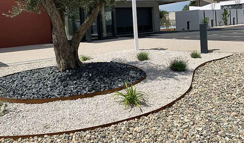 Des finitions harmonieuses avec bordures et gravillons. LAM BTP, expert en revêtement décoratif à Montpellier