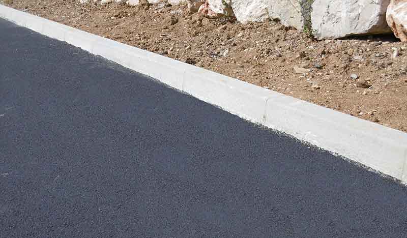 La pose de bordures et de caniveaux, un savoir-faire maîtrisé. LAM BTP travaux extérieurs à Montpellier 