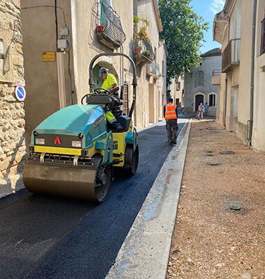 Réalisation d'un enrobé à Saint-Jean-de-Fos dans l'Hérault