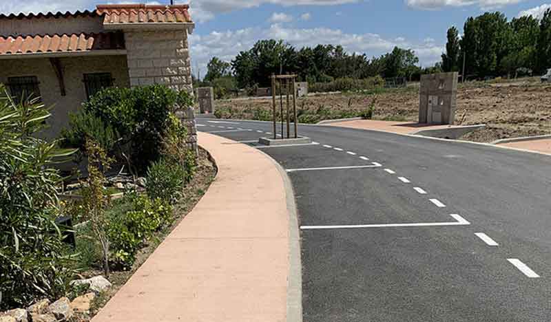 LAM BTP, spécialiste du béton décoratif : béton désactivé réalise trottoirs, allées et cheminements. Travaux extérieurs à Montpellier 